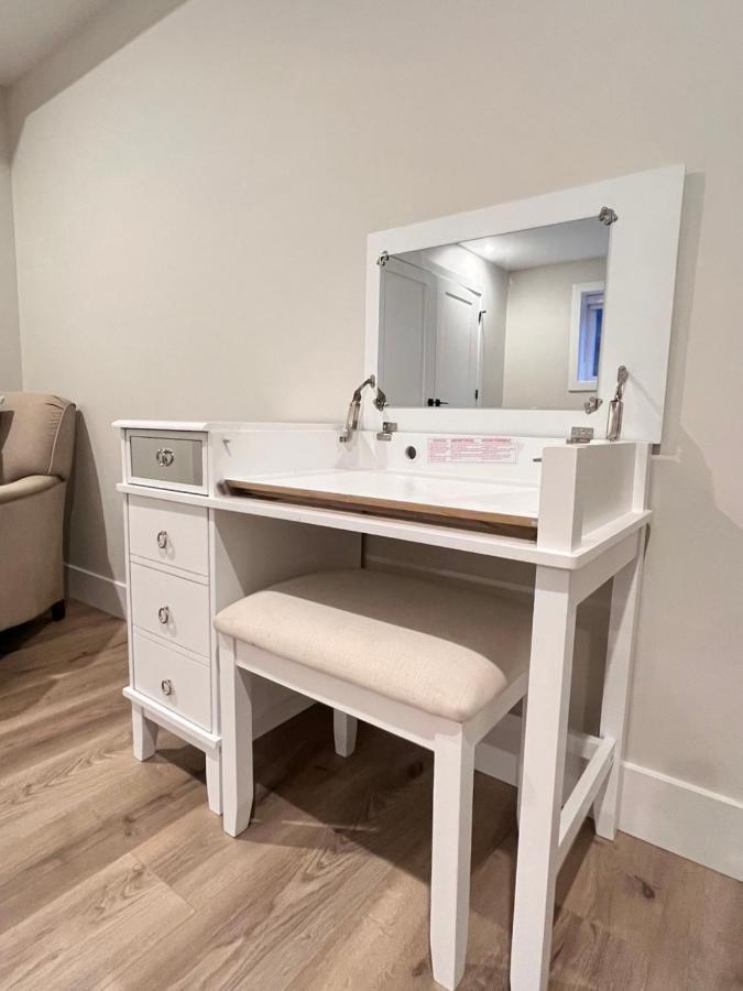 Spacious 2 Bedrooms 2 Queens Basement Suite Surrey Buitenkant foto