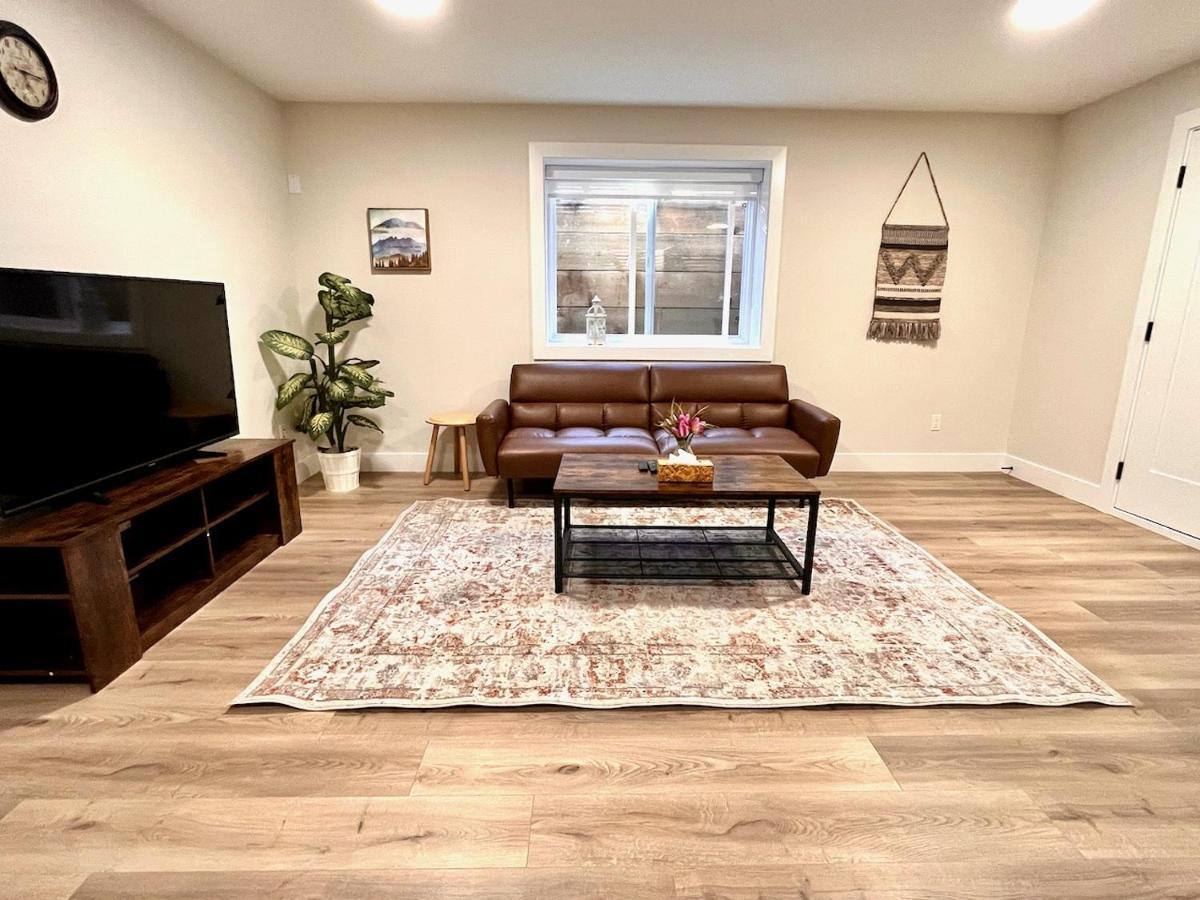 Spacious 2 Bedrooms 2 Queens Basement Suite Surrey Buitenkant foto
