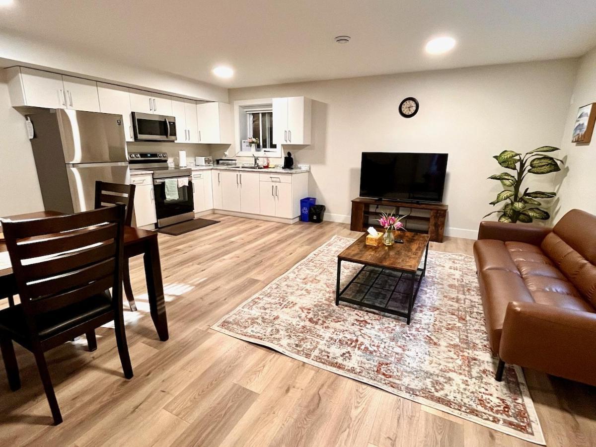 Spacious 2 Bedrooms 2 Queens Basement Suite Surrey Buitenkant foto