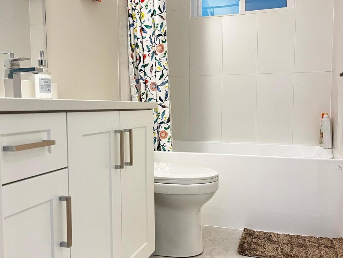 Spacious 2 Bedrooms 2 Queens Basement Suite Surrey Buitenkant foto
